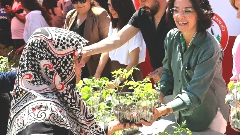 Belediye Ücretsiz Dağıttı, Duyan Sıraya Girdi! Uzun Kuyruklar Oluştu - Resim: 2