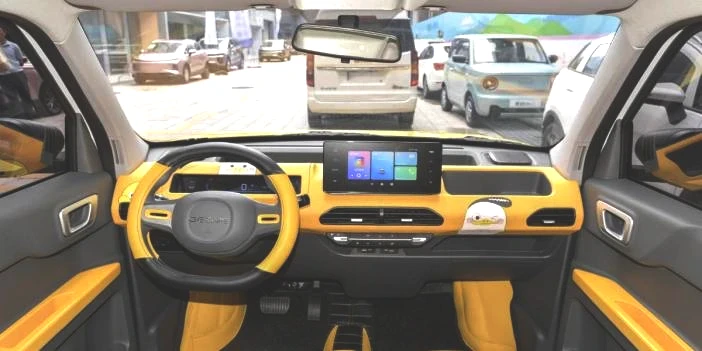 Çinliler yine yaptı şovunu! 4 kişilik elektrikli araba 240 bin lira